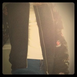 A really cute black jacket.